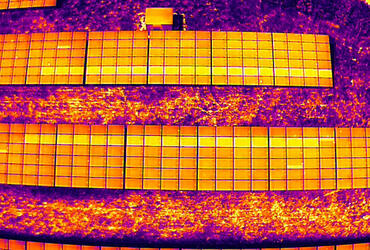 Überprüfung von Photovoltaik-Anlagen mit Drohne und Wärmebildkamera