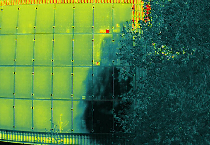Thermografie Aufnahme von PV Modulen auf einem Gebäude mit erkennbaren Temperaturabweichungen