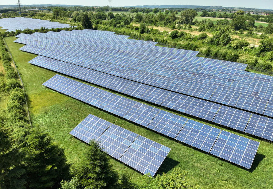 Luftaufnahme einer großen Photovoltaikanlage aus der Drohne