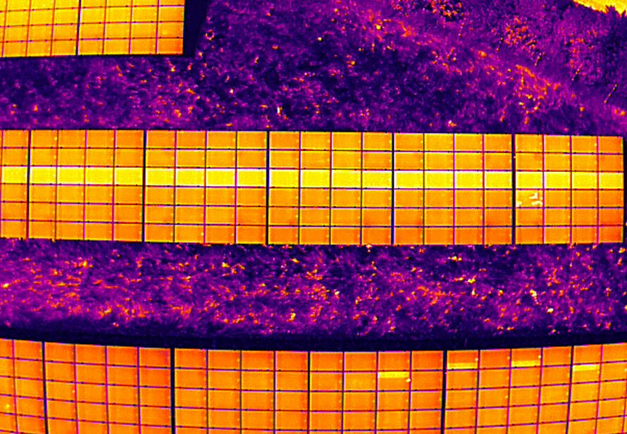 Thermografie Drohnenaufnahme einer Photovoltaikanlage mit Wärmebild zur Analyse von Temperaturunterschieden