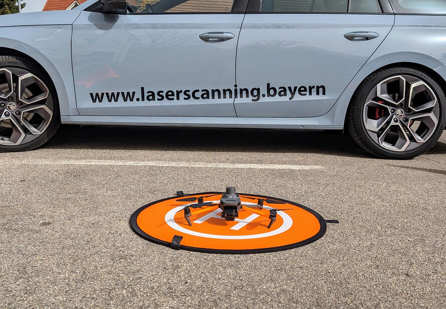 Drohnenvermessung im Einsatz mit moderner Technik von Laserscanning Bayern zur präzisen Erfassung von Gebäuden und Flächen.