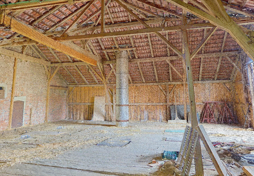 Detailreiche 3D Punktwolke eines Gebäudes zeigt Dachstuhl und Innenraum als Grundlage für Planung und digitale Bestandsaufnahme.