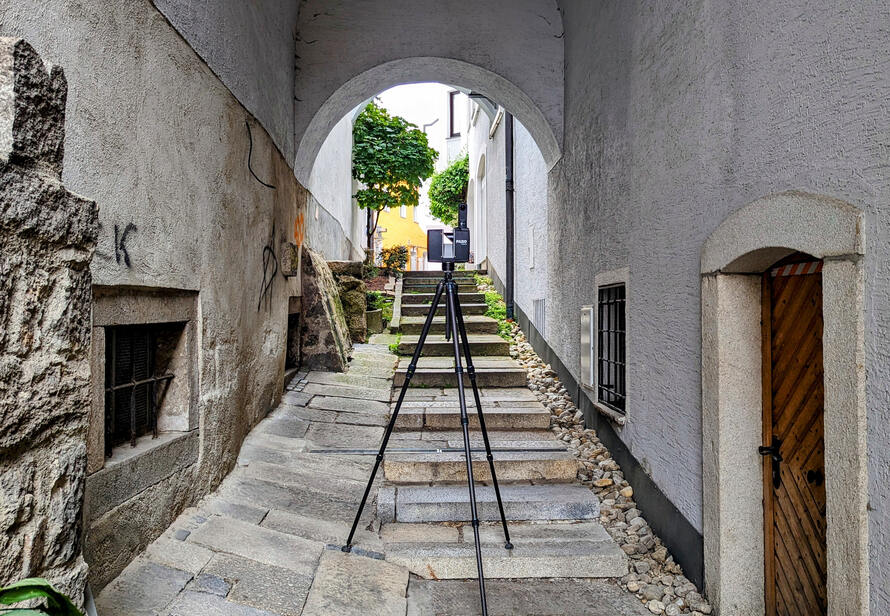 3D Laserscanner im Einsatz in einem historischen Gebäude in Waldkirchen, präzise Bestandsvermessung im engen Durchgang mit Treppenanlage.
