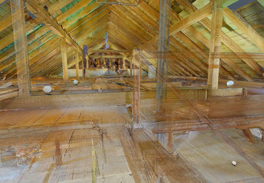 Detailreiche Punktwolke eines historischen Dachstuhls, erfasst mit 3D Laserscanning für exakte Analyse und Planung im Bestand.