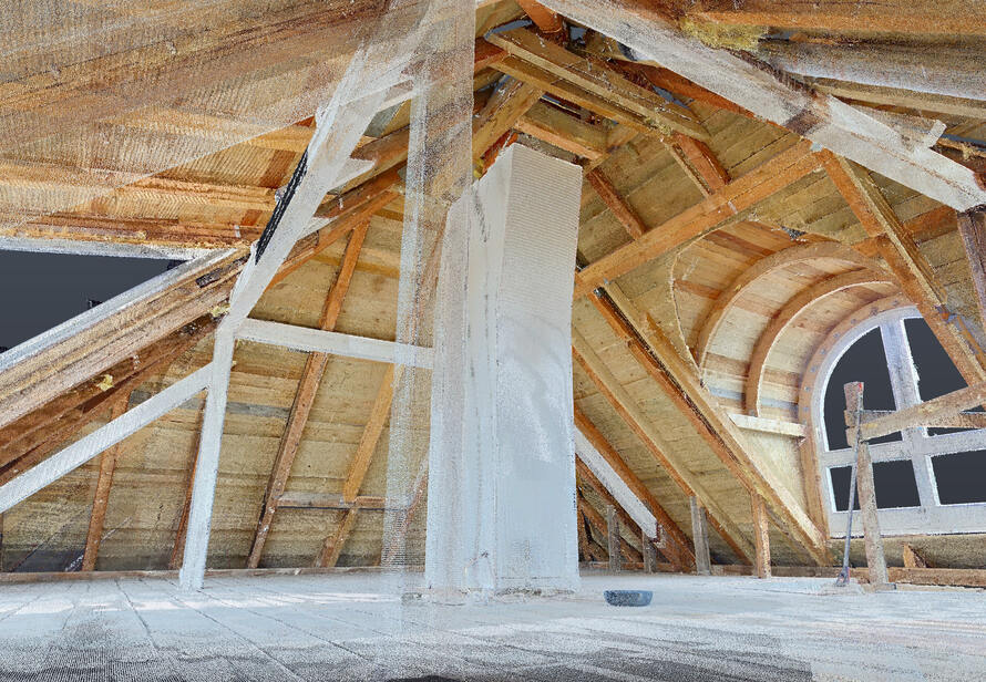 Detailreiche 3D Punktwolke eines Dachstuhls mit Rundbogenfenster, aufgenommen für exakte Analyse und Sanierungsplanung.