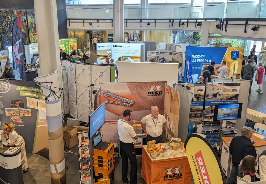 Einblick in die DIGITAL Sonderschau beim Holzbaugewerbetag 2023 mit zahlreichen Ausstellern, Fachbesuchern und innovativen Lösungen rund um Holzbau und Digitalisierung.