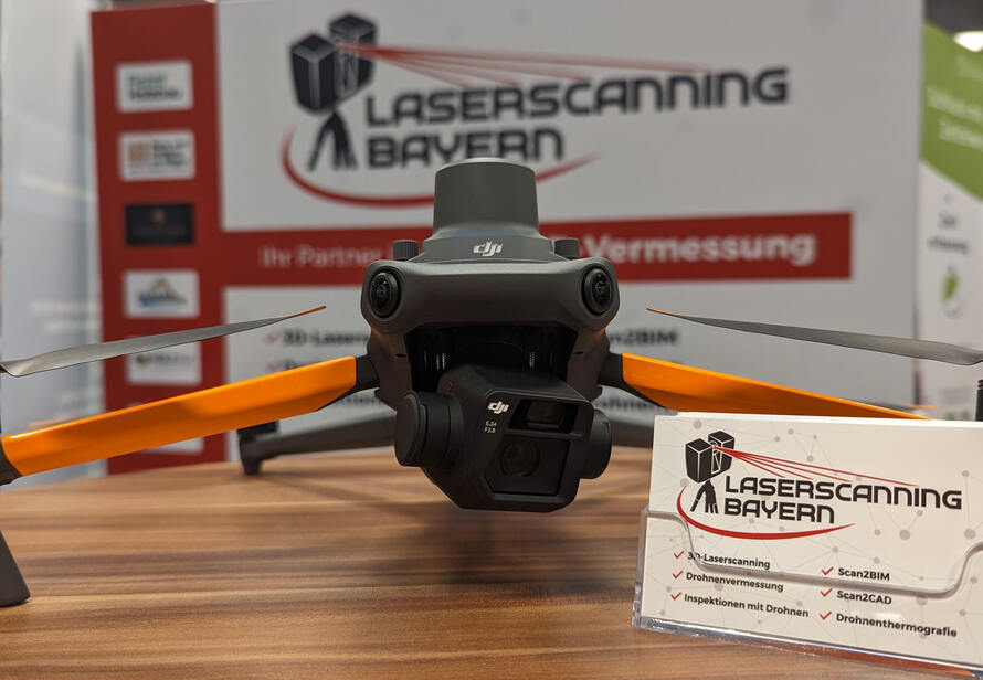 Moderne Drohnentechnologie von Laserscanning Bayern im Einsatz für präzise 3D Vermessung, Photogrammetrie und digitale Datenerfassung im Bauwesen.