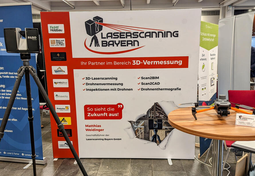 Messestand von Laserscanning Bayern auf dem Holzbaugewerbetag 2023 mit Fokus auf 3D Laserscanning, Drohnenvermessung und digitale Planungslösungen.