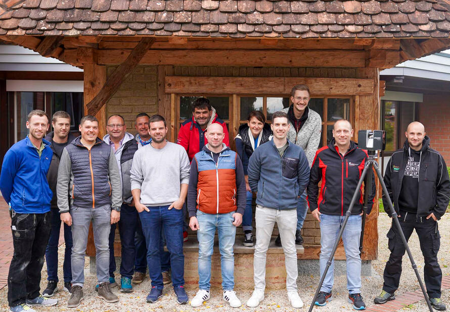 Teilnehmer des 3D Vermessungsseminars im Bildungszentrum Holzbau in Biberach mit Laserscanner vor Ort, praxisnahe Schulung im Bereich digitale Bauvermessung.