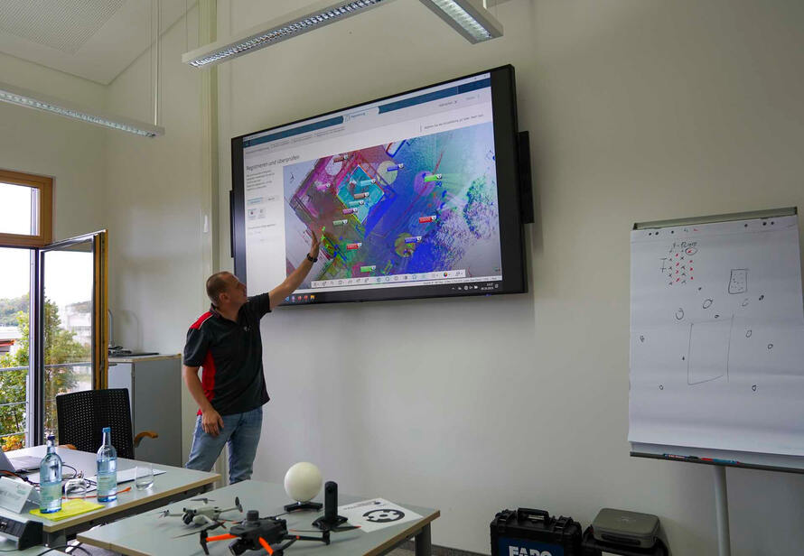 Seminar zur 3D Vermessung mit Präsentation einer Punktwolke, Erklärung von Laserscanning, Drohnenvermessung und Photogrammetrie im Holzbau.
