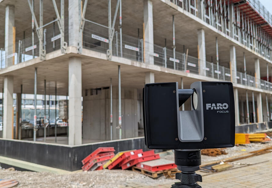 3D Laserscanning auf einer Baustelle im Rohbau. Präzise Vermessung eines Neubaus mit modernem FARO Laserscanner für exakte Bestandsdaten.