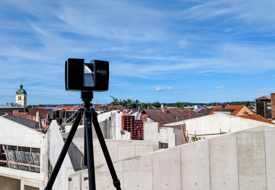 Laserscanner im Einsatz auf einem Neubau. Digitale Vermessung für Soll Ist Vergleich und effiziente Bauplanung im modernen Hochbau.