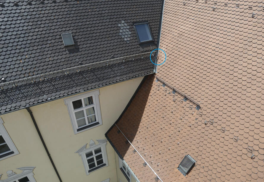 Präzise Drohnenaufnahme eines Dachanschlusses. Identifikation kritischer Bereiche und potenzieller Schwachstellen an Dachübergängen.