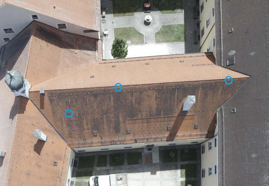 Dachinspektion per Drohne aus der Vogelperspektive. Übersichtliche Dokumentation von Schäden und Auffälligkeiten für Wartung und Instandhaltung.