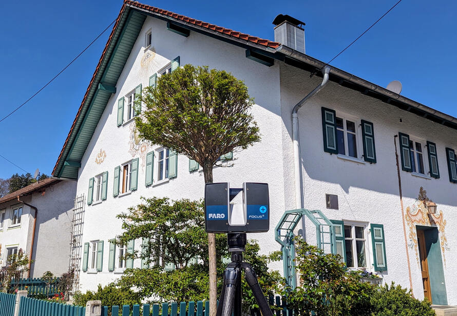 Laserscanner im Einsatz vor einem traditionellen Gebäude zur präzisen 3D-Vermessung als Grundlage für Planung, Sanierung und digitale Bestandsaufnahme.