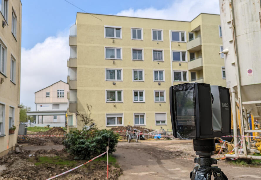 Laserscanner auf einer Baustelle im Einsatz zur digitalen Erfassung von Bestandsgebäuden als Grundlage für serielle Fassadensanierung und präzise Planung.
