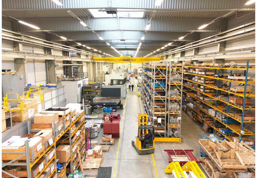 Übersicht einer Industriehalle in Dortmund mit laufendem Betrieb, ideal für die digitale Bestandsaufnahme mittels 3D Laserscanning