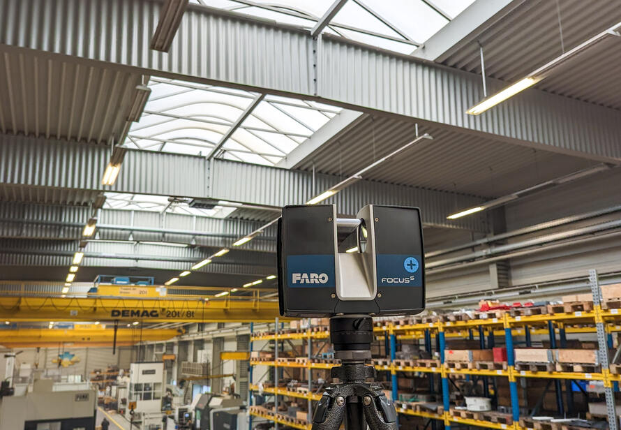 Einsatz eines Laserscanners in einer Industriehalle zur präzisen Erfassung von Bestandsdaten für Planung und Umbau