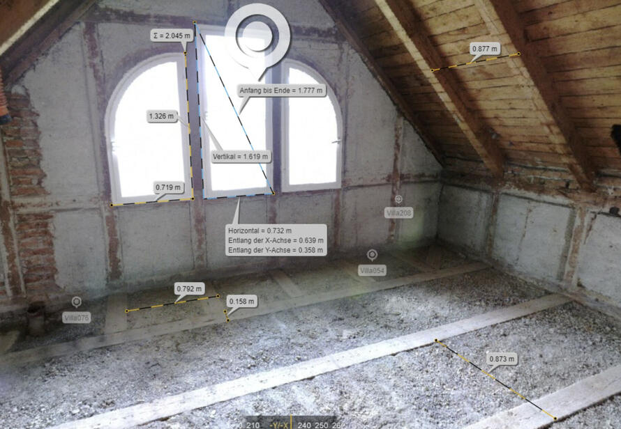 Messungen direkt in der 360° Fotodokumentation eines Dachgeschosses zur schnellen Kontrolle von Maßen ohne erneuten Baustellenbesuch.