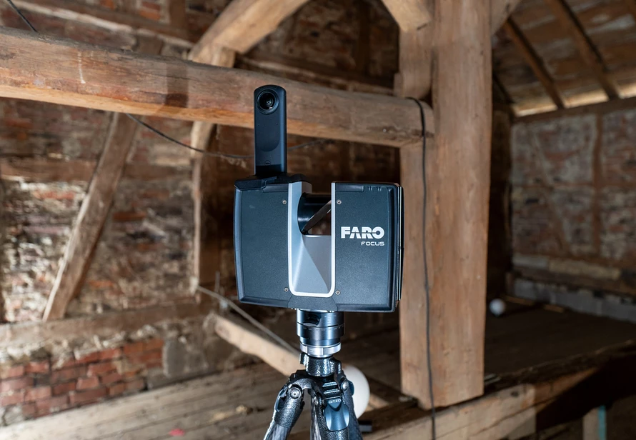 3D Laserscanner im Einsatz im Dachstuhl eines Bestandsgebäudes. Präzise Vermessung für Sanierung und Planung im Holzbau.