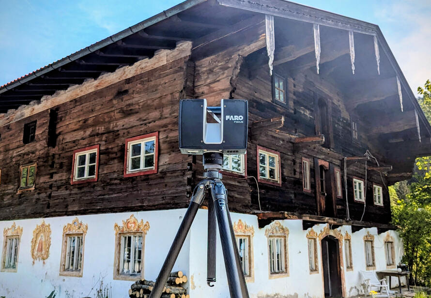 3D Vermessung eines denkmalgeschützten Gebäudes mit Laserscanner für exakte Bestandsaufnahme und Sanierungsplanung.
