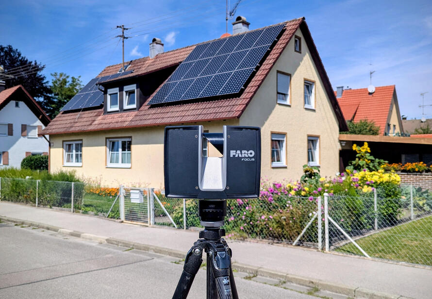 Laserscanning eines Einfamilienhauses zur Erstellung einer präzisen Punktwolke als Grundlage für Umbau und Planung.
