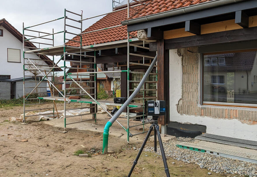 3D Laserscanning eines Wintergartenanbaus auf der Baustelle. Präzises Aufmaß als Grundlage für Planung und Umsetzung.