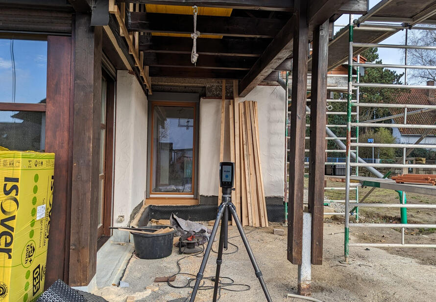 Laserscanner im Einsatz beim Aufmaß eines Wintergartenanbaus. Exakte Vermessung für passgenaue Planung und Bauausführung.