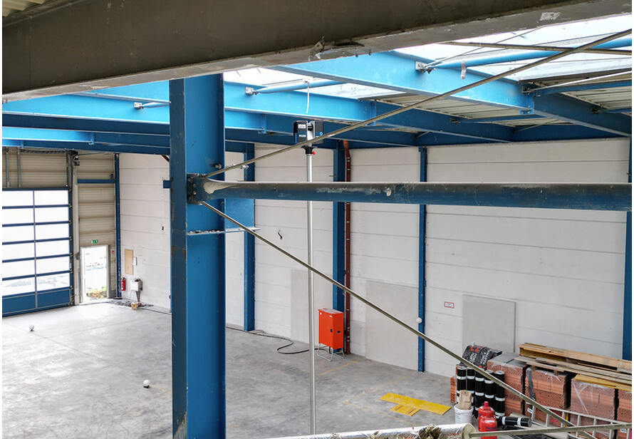 Innenaufnahme einer Stahlhalle vor der Sanierung als Grundlage für 3D Laserscanning und digitale Bestandsaufnahme.