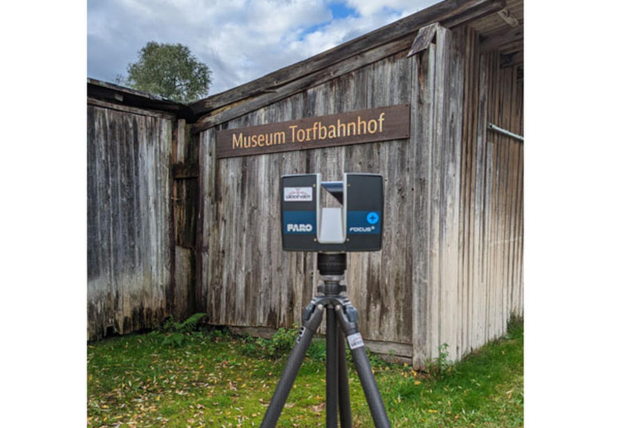 3D Laserscanner im Einsatz am Museum Torfbahnhof Rottau zur digitalen Vermessung und Dokumentation der Gebäude.