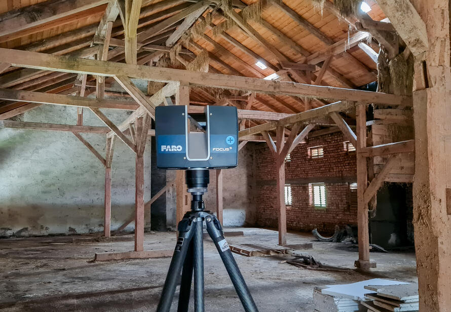 Laserscanner im Dachstuhl. Präzise 3D Vermessung eines Bestandsgebäudes als Grundlage für eine exakte Planung im Holzbau.
