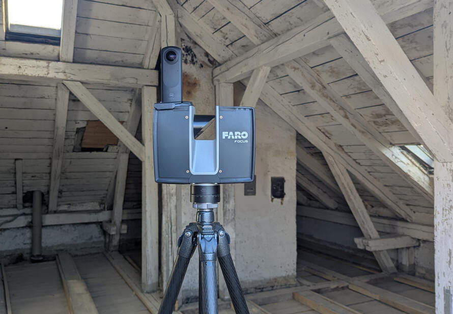 3D Laserscanning im Dachgeschoss. Digitale Erfassung von Bestandsstrukturen für Sanierung und Umbau im Holzbau.