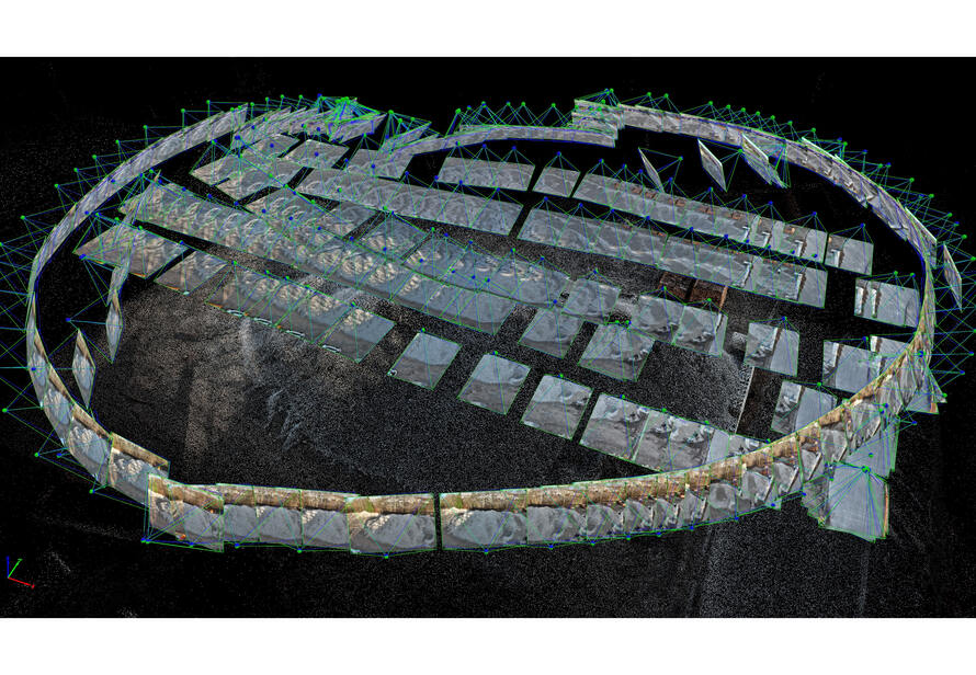 Photogrammetrische Auswertung eines Haufwerks als 3D Modell mit Kamerapositionen, Grundlage für präzise Volumenberechnung mittels Drohnenvermessung.