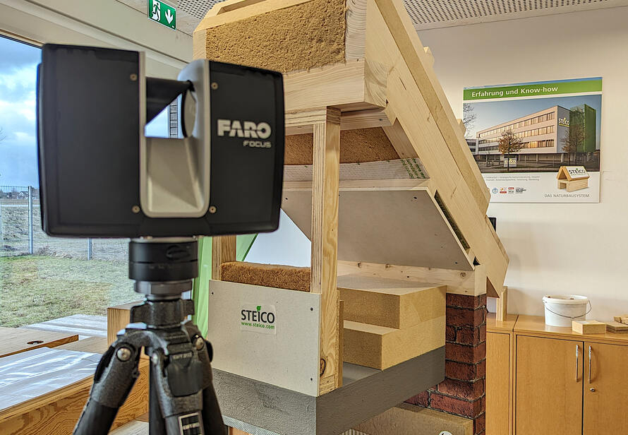 Laserscanner im Einsatz bei Steico. Demonstration von digitalem Aufmaß und moderner Vermessungstechnik im Schulungsumfeld.