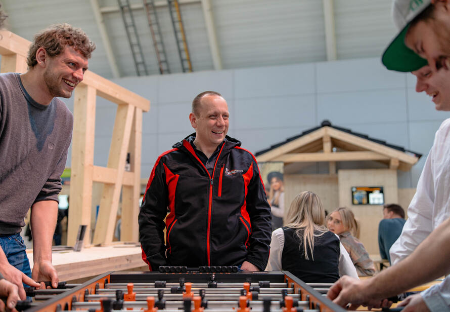 Lockerer Austausch auf der Dach und Holz Messe 2024 in Stuttgart. Netzwerken, Gespräche und persönliche Begegnungen standen im Mittelpunkt.