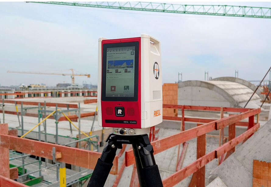 RIEGL VZ-600i Laserscanner im Einsatz auf einer Baustelle. Schnelle und präzise Vermessung auch in komplexen Bauumgebungen.