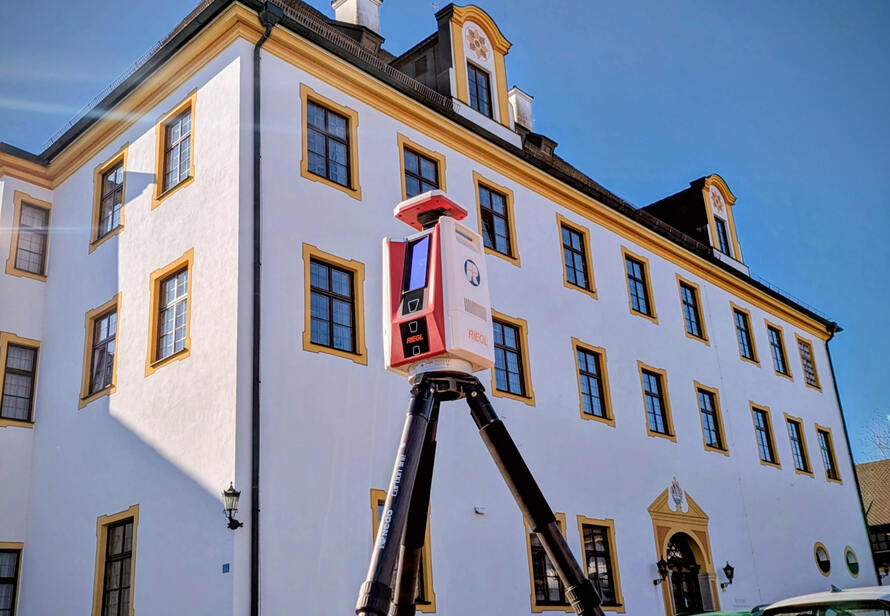 RIEGL Laserscanner vor historischem Gebäude im Einsatz. Hohe Reichweite und Genauigkeit für anspruchsvolle Bestandsaufnahmen.
