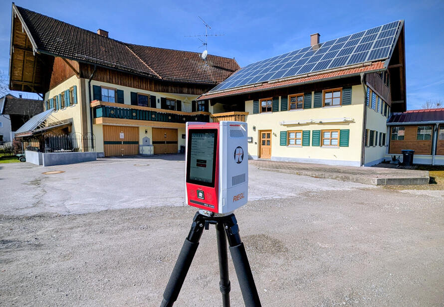 Laserscanning mit dem RIEGL VZ-600i im ländlichen Raum. Präzise Datenerfassung für Gebäude, Gelände und Bestandsprojekte.