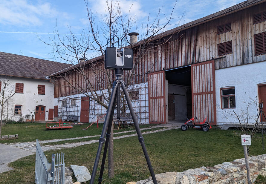 3D Laserscanning eines traditionellen Bauernhofs im Außenbereich. Präzise digitale Bestandsaufnahme für Sanierung und Umbau historischer Gebäude.