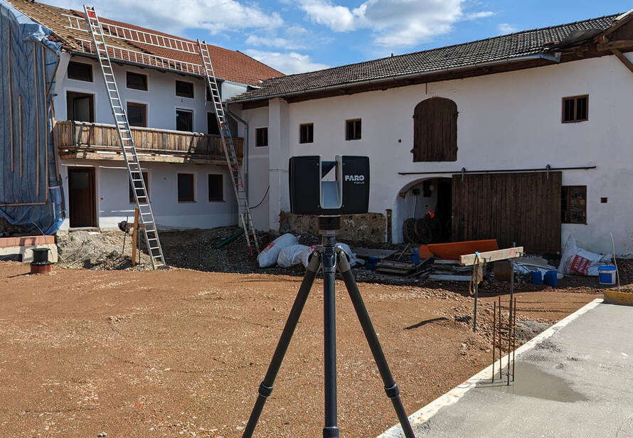 3D Vermessung eines Bauernhauses während der Sanierung. Exakte Datenerfassung als Grundlage für Planung und Bauausführung.