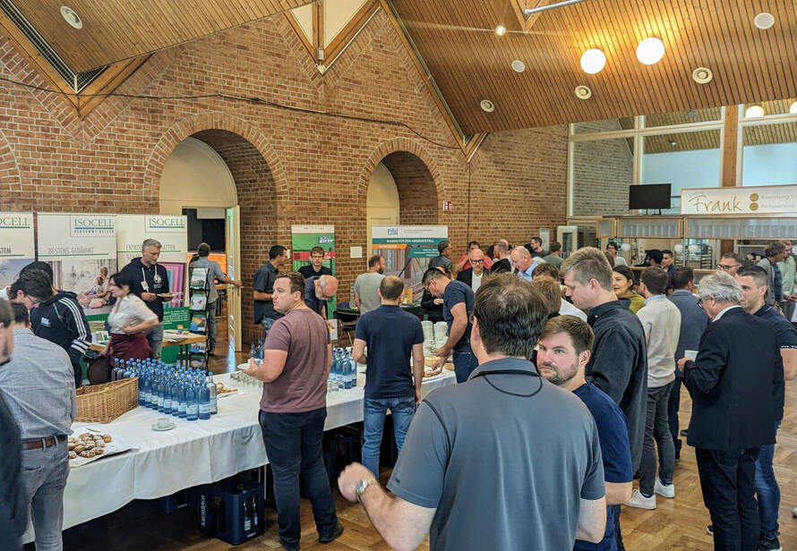 Networking und Austausch auf der Fachveranstaltung im Holzbau. Experten diskutieren aktuelle Trends und Technologien der Branche.