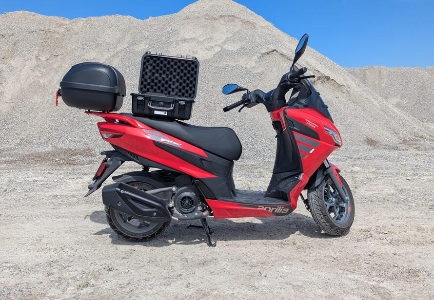 Mobiler Einsatz vor Ort mit Roller und Drohnenequipment. Flexible und effiziente Vermessung direkt an der Kiesgrube.