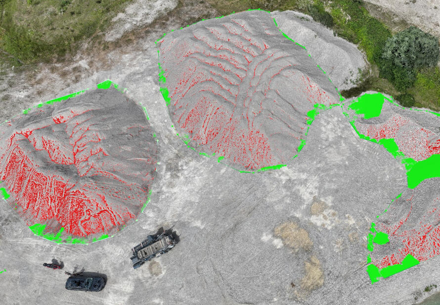 Drohnenauswertung mehrerer Haufwerke mit farblicher Volumenanalyse. Präzise Berechnung von Schüttgutmengen für Planung und Abrechnung.