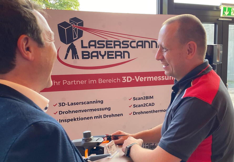 Laserscanning Bayern im Gespräch auf dem Holzbaugewerbetag. Präsentation von 3D Laserscanning und Drohnenvermessung für Holzbauunternehmen.