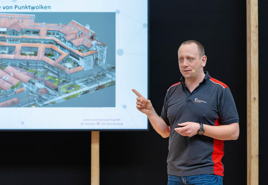 Fachvortrag zur 3D Vermessung. Präsentation von Punktwolken und digitalen Lösungen für Planung und Bau im Holzbau.