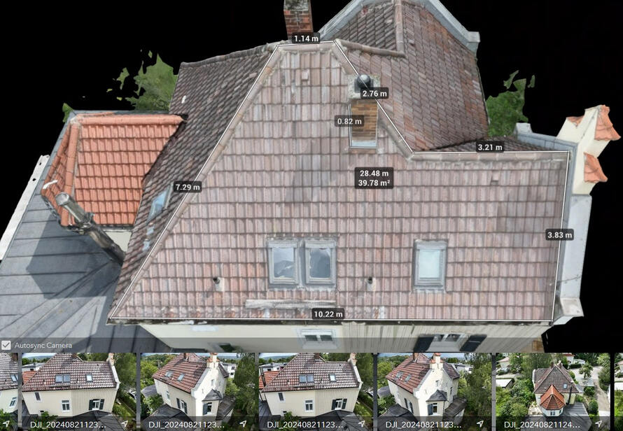 Drohnenbasierte Dachvermessung mit eingeblendeten Maßen für eine schnelle und präzise Auswertung von Flächen und Längen.