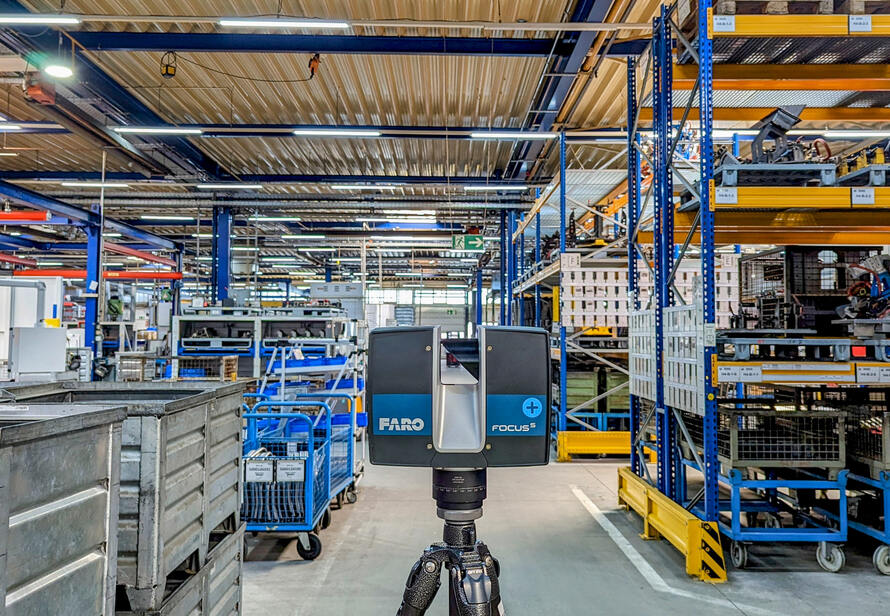 Laserscanner beim vermessen einer Industriehalle