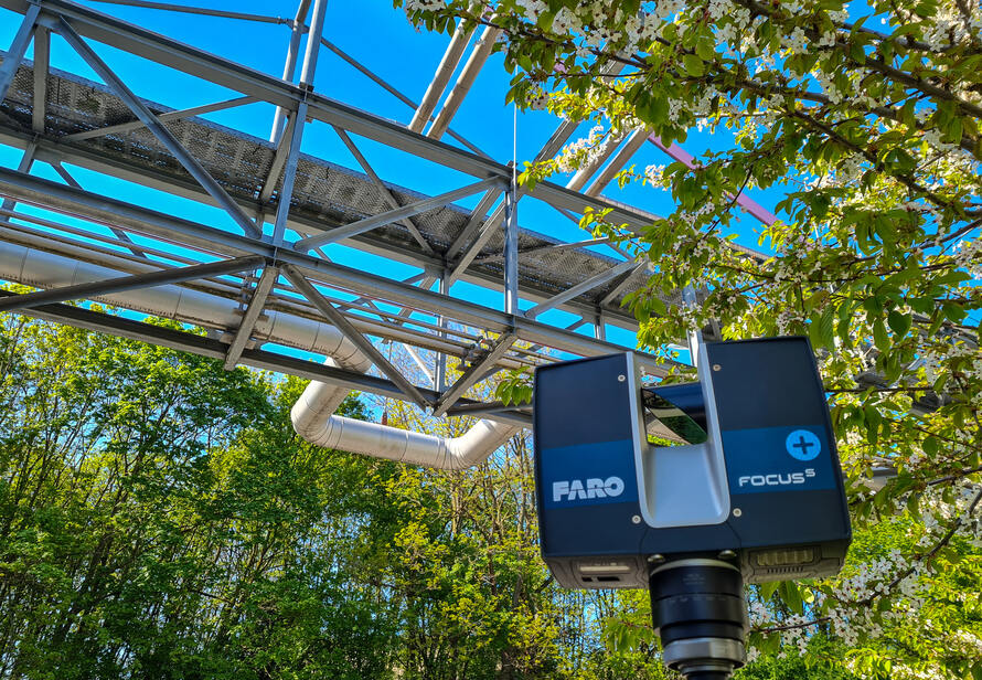 Laserscanning im Außenbereich zur Vermessung von Stahlkonstruktionen und Industrieanlagen. Präzise Datenerfassung für Planung und Dokumentation.