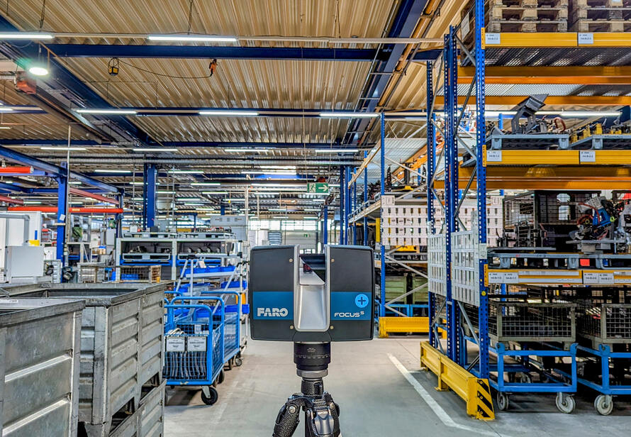 Digitale Vermessung einer Produktionshalle mit Laserscanner. Exakte Erfassung von Maschinen, Regalen und Infrastruktur für optimale Planung.