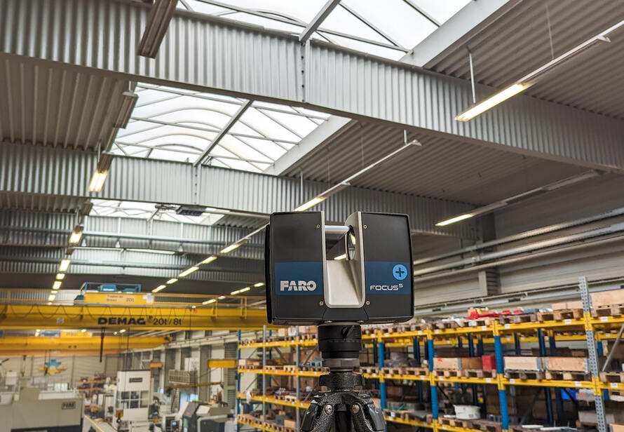 3D Laserscanning in einer Industriehalle für präzise Bestandsaufnahme ohne Produktionsstillstand. Effiziente Vermessung komplexer Anlagen.
